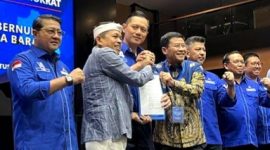 Ketua Umum Partai Demokrat Agus Harimurti Yudhoyono (AHY) mengusung bakal calon gubernur Dedi Mulyadi dan wakil gubernur Erwan Setiawan di Pilgub Jawa Barat 2024, Selasa (27/8). 