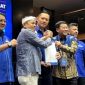 Ketua Umum Partai Demokrat Agus Harimurti Yudhoyono (AHY) mengusung bakal calon gubernur Dedi Mulyadi dan wakil gubernur Erwan Setiawan di Pilgub Jawa Barat 2024, Selasa (27/8). 