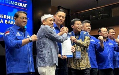 Ketua Umum Partai Demokrat Agus Harimurti Yudhoyono (AHY) mengusung bakal calon gubernur Dedi Mulyadi dan wakil gubernur Erwan Setiawan di Pilgub Jawa Barat 2024, Selasa (27/8). 