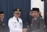 Penjabat Gubernur Jawa Barat Bey Machmudin melantik Pj Walikota Bandung A Koswara hari ini di Gedung Sate Bandung, Jumat 20 September 2024. (Youtube Humas Jabar)