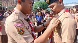 Sekretaris 2 Kwarcab Gerakan Pramuka Kabupaten Bandung Kak Tatan Munandar menutup kegiatan Kursus Mahir Dasar (KMD) Kwarran Cikancung. Minggu (29/09)