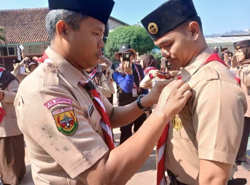 Sekretaris 2 Kwarcab Gerakan Pramuka Kabupaten Bandung Kak Tatan Munandar menutup kegiatan Kursus Mahir Dasar (KMD) Kwarran Cikancung. Minggu (29/09)