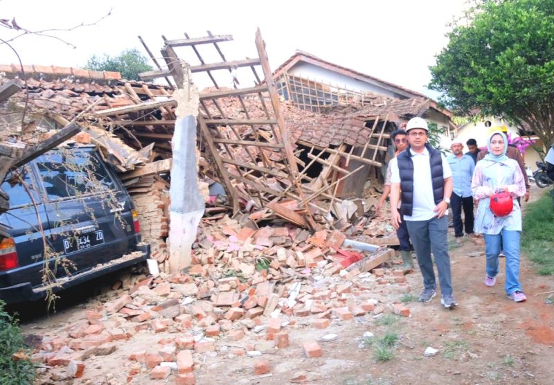 Wakil Bupati Bandung Sahrul Gunawan didampingi istri Dine Mutiara mengunjungi lokasi terdampak bencana Gempa yang terjadi pada hari selasa (18/9/2024) di kertasari