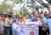 Pasangan Calon Bupati Bandung Sahrul Gunawan dan Gun Gun Gunawan ditandu sisingaan dan diarak pendukungnya usai penetapan nomor urut di KPU. Senin(23/9/2024) foto Andikaaryaan.