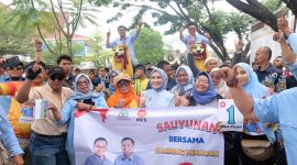 Pasangan Calon Bupati Bandung Sahrul Gunawan dan Gun Gun Gunawan ditandu sisingaan dan diarak pendukungnya usai penetapan nomor urut di KPU. Senin(23/9/2024) foto Andikaaryaan.