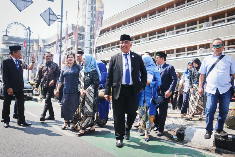 Dari 120 Anggota DPRD Jabar Ada Saeful Bachri Lakukan Historical Walk Dari Homan Ke Gedung Merdeka (Foto YG-IBN)