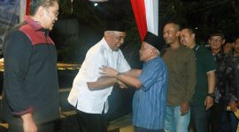 Saeful Bachri saat menerima ucapan selamat dari tokoh dan masyarakat Baleendah. Rabu (3/9/2024) malam.