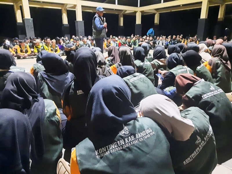 Ketua Harian Kwarcab Kab. Bandung Kak Saeful Bachri saat memberikan motivasi serta arahan kepada 620 peserta kontingen Kab. Bandung. Selasa(17/09/2024)malam.