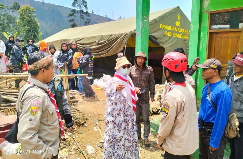 Ketua Kwarcab Gerakan Pramuka Kabupaten Bandung Kak Hj. Emma Dety memantau lokasi posko bencana di Kertasari.