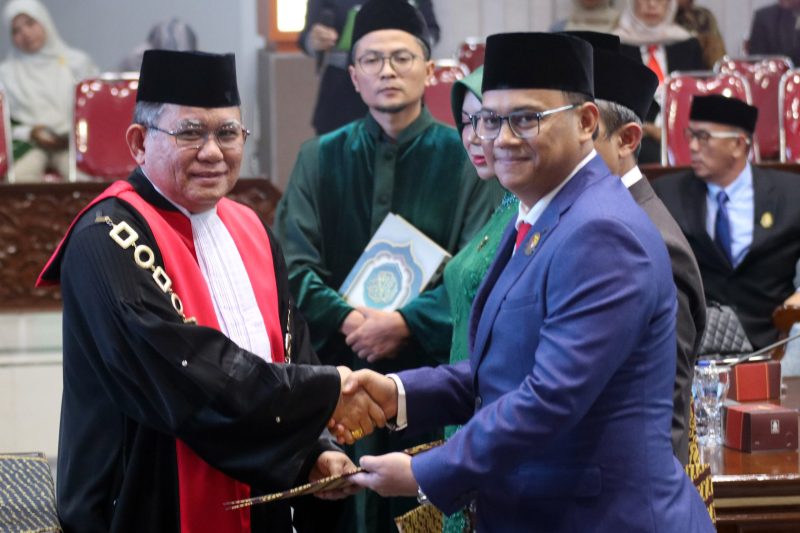 Dr. M. Akhiri Hailuki, SIP, M.Si saat dilantik sebagai Wakil Ketua III DPRD Kab. Bandung periode 2024-2029. (Foto -YGIBN)