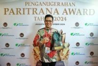 Bupati Bandung Dadang Supriatna raih penghargaan Anugerah Paritrana Award 2024.