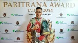 Bupati Bandung Dadang Supriatna raih penghargaan Anugerah Paritrana Award 2024.