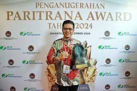 Bupati Bandung Dadang Supriatna raih penghargaan Anugerah Paritrana Award 2024.