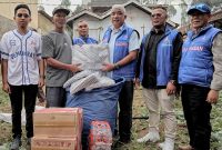 Ketua DPC Partai Demokrat Kabupaten Bandung Saeful Bachri dan rombongan DPD Partai Demokrat Jawa Barat menyerahkan bantuan kepada ketua RW setempat. Cibeureum Kertasari. Jumat (20/09/2024).