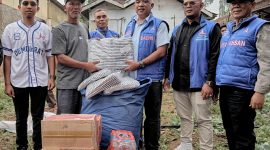 Ketua DPC Partai Demokrat Kabupaten Bandung Saeful Bachri dan rombongan DPD Partai Demokrat Jawa Barat menyerahkan bantuan kepada ketua RW setempat. Cibeureum Kertasari. Jumat (20/09/2024).