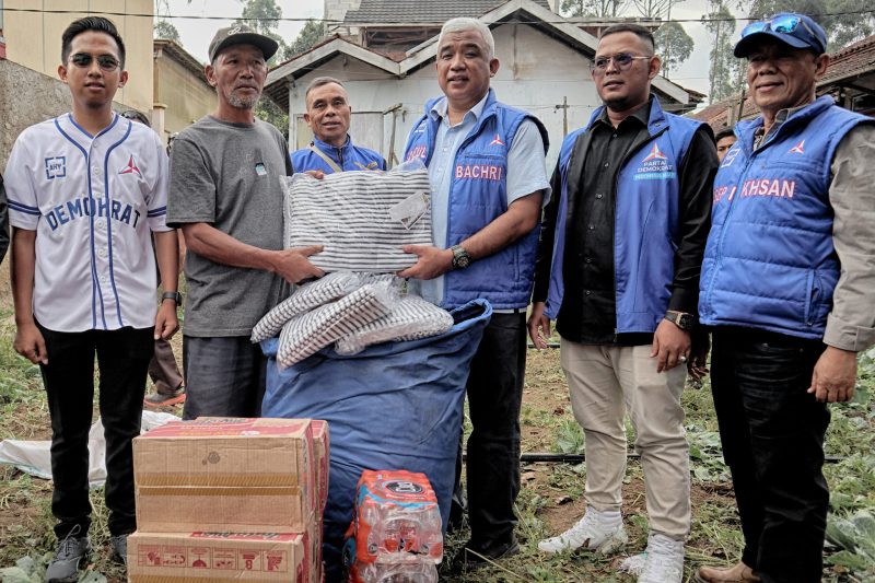 Ketua DPC Partai Demokrat Kabupaten Bandung Saeful Bachri dan rombongan DPD Partai Demokrat Jawa Barat menyerahkan bantuan kepada ketua RW setempat. Cibeureum Kertasari. Jumat (20/09/2024).