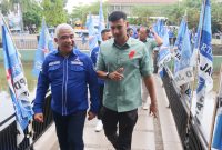 Ketua DPC Demokrat Kabupaten Bandung Saeful Bachri bersama Calon Wakil Bupati Bandung Ali Syakieb saat memasuki gedung Graha Wirakarya