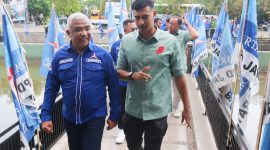 Ketua DPC Demokrat Kabupaten Bandung Saeful Bachri bersama Calon Wakil Bupati Bandung Ali Syakieb saat memasuki gedung Graha Wirakarya