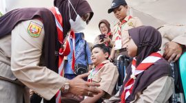 Ketua Kwarcab Gerakan Pramuka Kabupaten Bandung Kak Hj. Emma Dety bersama peserta Unjuk Kabisa Pramuka Berkebutuhan Khusus (PBK) di Baleendah. Jumat (18/10/2024).