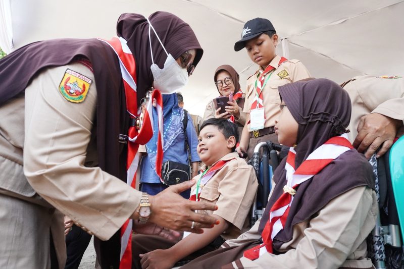 Ketua Kwarcab Gerakan Pramuka Kabupaten Bandung Kak Hj. Emma Dety bersama peserta Unjuk Kabisa Pramuka Berkebutuhan Khusus (PBK) di Baleendah. Jumat (18/10/2024).