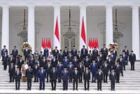 Presiden Prabowo Subianto resmi mengumumkan nama-nama menteri serta pejabat setingkat menteri dan wakil menteri di Kabinet Merah Putih. Total ada 112 pejabat yang bertugas di kabinet pemerintahan Prabowo-Gibran.