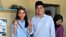 Adhitya Yudisthira Didampingi sang istri, Nanda Soraya Putri, 