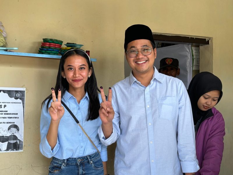 Adhitya Yudisthira Didampingi sang istri, Nanda Soraya Putri, 