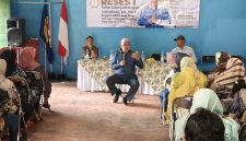 Anggota DPRD Provinsi Jawa Barat Saeful Bachri. S.H., M. A. P saat menampung aspirasi warga Bojong Malaka di reses pertama tahun sidang 2024-2025. Selasa (12/11/2024) 