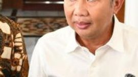 Pj Gubernur Jabar Bey Machmudin bersama Wali Kota Bandung terpilih Muhammad Farhan memberikan keterangan di Gedung Sate Bandung, Kamis (16/1/2025). ANTARA/HO-Pemprov Jabar