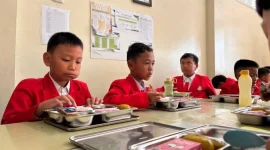 Pemberian Makan Bergizi Gratis kepada para siswa sekolah dasar di Kota Bandung, Jawa Barat, Selasa (21/1/2025). (ANTARA/Rubby Jovan)