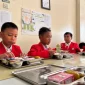 Pemberian Makan Bergizi Gratis kepada para siswa sekolah dasar di Kota Bandung, Jawa Barat, Selasa (21/1/2025). (ANTARA/Rubby Jovan)