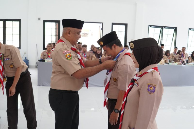 Penyematan tanda peserta kepada perwakilan peserta Peningkatan implementasi petunjuk penyelenggaraan Juklak Gerakan Pramuka. 
