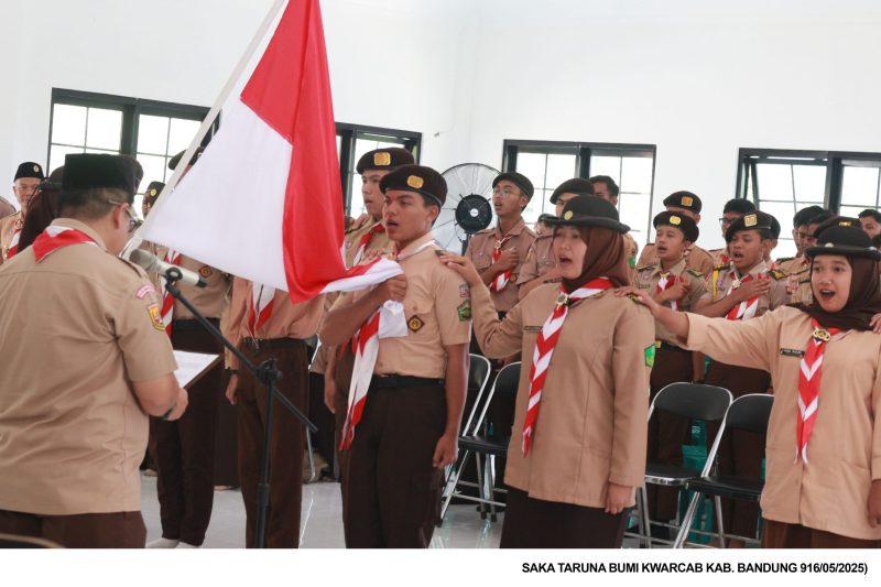 Pengukuhan dan pengambilan sumpah kepada anggota Dewan Saka Taruna Bumi Kwartir Cabang Gerakan Pramuka Kabupaten Bandung oleh Waka Mabisa Sakataruna Bumi