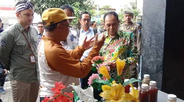 Wali Kota Cimahi, Ngatiyana saat Meninjau salah Satu Spot UMK di Kelurahan Cibeber 