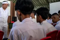 Gubernur Jawa Barat Dedi Mulyadi berbincang dengan sejumlah siswa di Dodik Bela Negara Rindam III Siliwangi, Lembang, Kabupaten Bandung Barat, Jawa Barat, Senin (05/05). Gubernur Jawa Barat, Dedi Mulyadi, menerapkan pembatasan aktivitas pelajar di luar rumah pada pukul 21.00 hingga 04.00, per 1 Juni lalu
