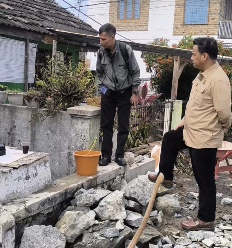 Wakil Ketua DPRD Kabupaten Bandung M. Hailuki saat meninjau normalisasi saluran air di Perumahan CPI Kecamatan Soreang. Kamis (3/6/2025) 