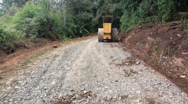 Bupati Bandung Dadang Supriatna saat mengecek ruas jalan yang berbatasan dengan Kabupaten Cianjur, tepatnya wilayah di Kecamatan Pasirjambu, Kabupaten Bandung, Jawa Barat, Kamis (14/8/2025)(Dokumen Humas Pemkab)