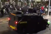 Screenshoot mobil taktis Brimob Barrcuda lindas pria pakai jaket ojol.