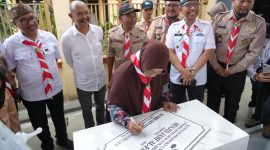 Ketua Kwartir Cabang Gerakan Pramuka Kabupten Bandung Kak Hj. Emma Dety Permanawati. S.Pdi., MM meresmikan Program Pramuka Peduli Negri di Kp. Nyalindung Desa Soreang Kec. Soreang. Rabu(13/08/2025)