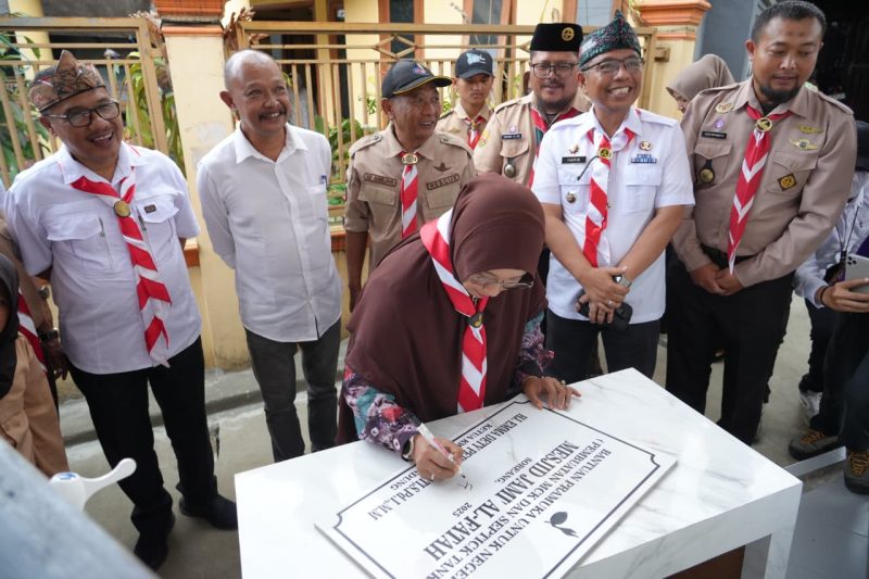 Ketua Kwartir Cabang Gerakan Pramuka Kabupten Bandung Kak Hj. Emma Dety Permanawati. S.Pdi., MM meresmikan Program Pramuka Peduli Negri di Kp. Nyalindung Desa Soreang Kec. Soreang. Rabu(13/08/2025)