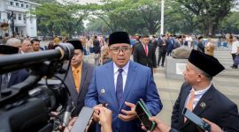 Wali Kota Bandung Muhammad Farhan saat memberikan Keterangan di Balai Kota Bandung, Senin (25/8/2025). Foto Antara