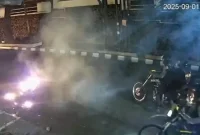 Isinden kerusuhan yang terjadi di Jalan Tamansari Kota Bandung, Senin (1/9) malam. Dok tangkap layar rekaman CCTV