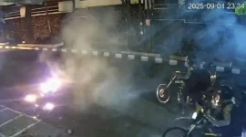 Isinden kerusuhan yang terjadi di Jalan Tamansari Kota Bandung, Senin (1/9) malam. Dok tangkap layar rekaman CCTV