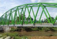 Jembatan khusus kendaraan roda dua yang menghubungkan Kampung Cijeruk, Kecamatan Bojongsoang, dengan Kampung Mekarsari di Kecamatan Baleendah, Kabupaten Bandung, Jawa Barat, kini telah mulai difungsikan. Infrastruktur tersebut diresmikan secara langsung oleh Bupati Bandung, Dadang Supriatna, bersama jajaran pemerintah daerah pada Jumat (9/1/2026), setelah sebelumnya jembatan itu tercatat dua kali mengalami ambruk.