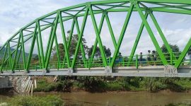 Jembatan khusus kendaraan roda dua yang menghubungkan Kampung Cijeruk, Kecamatan Bojongsoang, dengan Kampung Mekarsari di Kecamatan Baleendah, Kabupaten Bandung, Jawa Barat, kini telah mulai difungsikan. Infrastruktur tersebut diresmikan secara langsung oleh Bupati Bandung, Dadang Supriatna, bersama jajaran pemerintah daerah pada Jumat (9/1/2026), setelah sebelumnya jembatan itu tercatat dua kali mengalami ambruk.