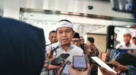 Gubernur Jabar Dedi Mulyadi memastikan beasiswa bagi siswa SMA/SMK swasta tetap direalisasikan pada tahun ajaran 2026/2027 melalui pergeseran APBD 2026, dengan penganggaran menunggu kepastian data penerima. Program ini ditujukan untuk menjamin akses pendidikan bagi siswa kurang mampu dan mencegah mereka terhambat secara ekonomi dalam melanjutkan sekolah.
