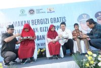 Ketua Kadin Kabupaten Bandung Boni Anggara dan Camat Dayeuhkolot Asep Suryadi saat peresmian Dapur SPPG ke-26 di Desa Citerep, Dayeuhkolot, Selasa (17/2/2026). Foto Andika