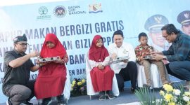 Ketua Kadin Kabupaten Bandung Boni Anggara dan Camat Dayeuhkolot Asep Suryadi saat peresmian Dapur SPPG ke-26 di Desa Citerep, Dayeuhkolot, Selasa (17/2/2026). Foto Andika