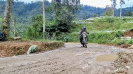 Ilustrasi - Sebuah sepeda motor trail melintas jalanan dengan kondisi rusak di Rancabali, Kabupaten Bandung (ANTARA/Ilham Nugraha)