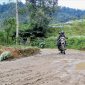 Ilustrasi - Sebuah sepeda motor trail melintas jalanan dengan kondisi rusak di Rancabali, Kabupaten Bandung (ANTARA/Ilham Nugraha)
